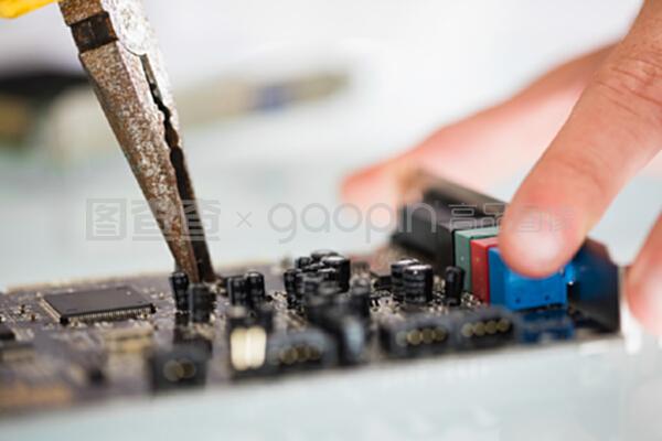 毫厘之间的艺术 计算机维修中的精细操作